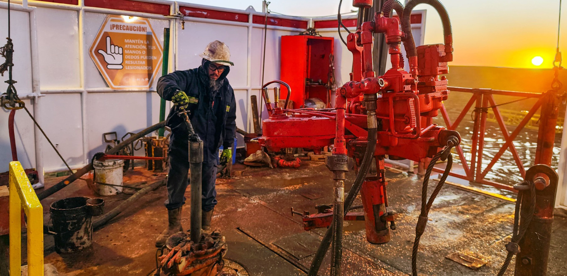 El petróleo es un hidrocarburo extraído en estado líquido de una formación geológica.